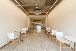 화이트톤 좌석과 노출천장이 매력적인 카페 홀